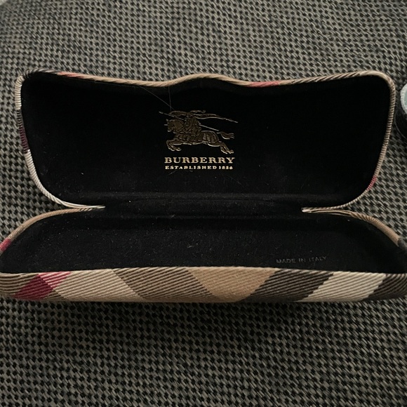 Burberry eyeglass case - Picture 7 of 8